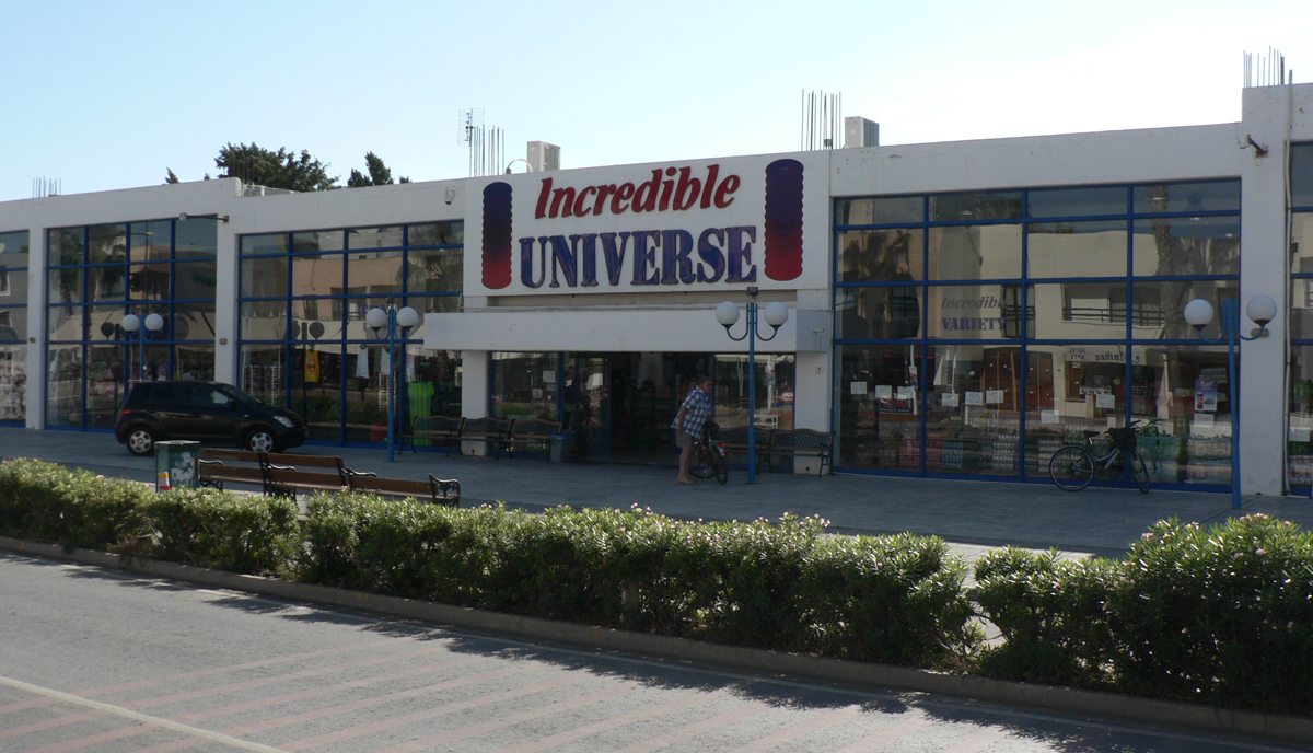 Торговый центр Incredible Universe на Нисси авеню в Айя-Напе