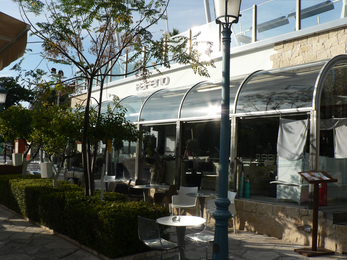 Ресторан-бар Kafenio на центральной площади Айя-Напы 