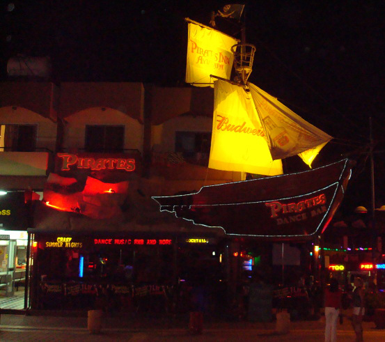 Ночной танц-бар Pirates в центре Айя-Напы 