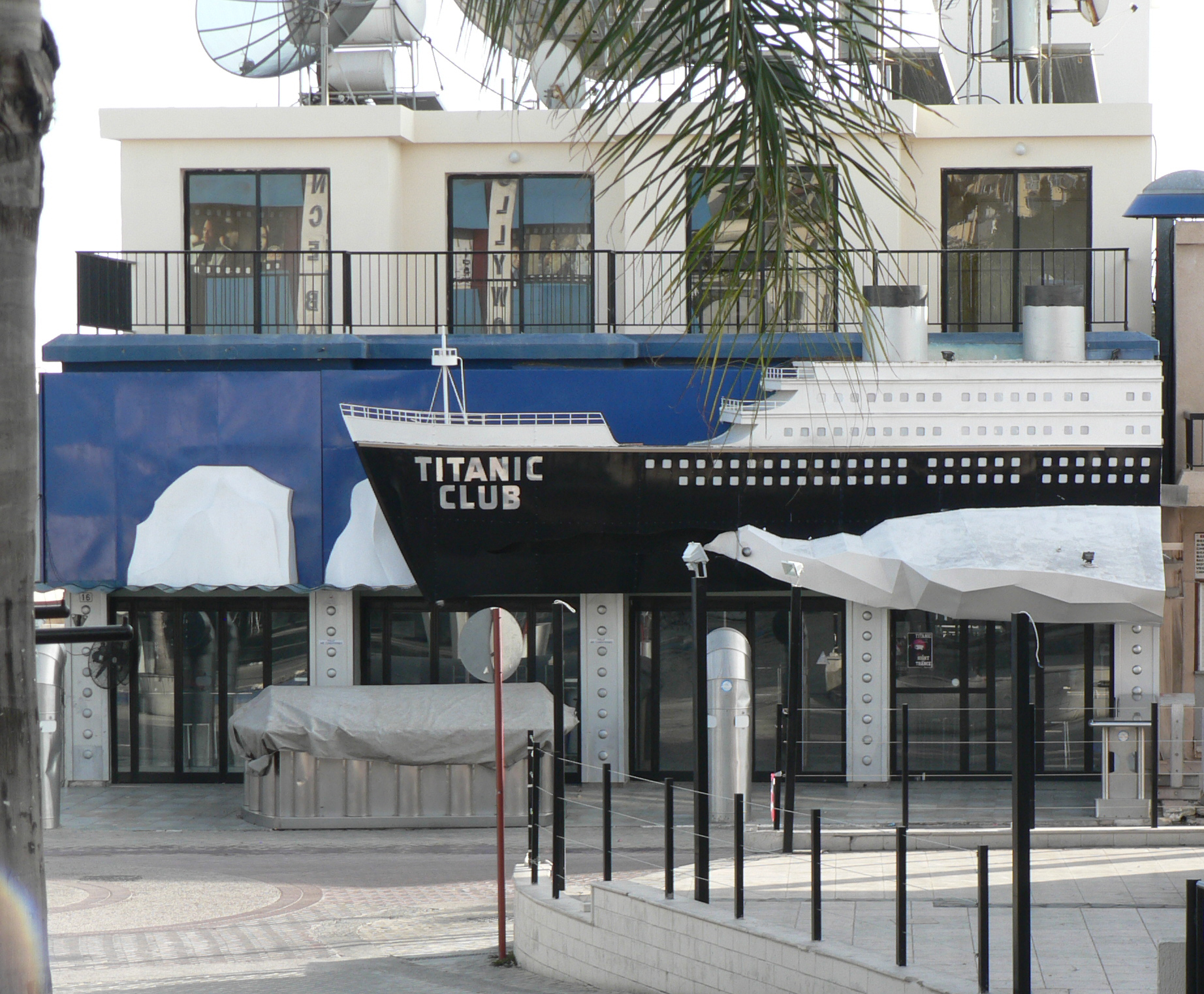 Ночной клуб Титаник в центре Айя-Напы 