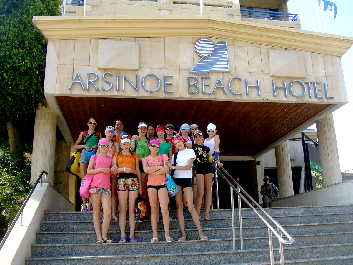 Команда Виктория у входа в отель Арсиное в Лимассоле