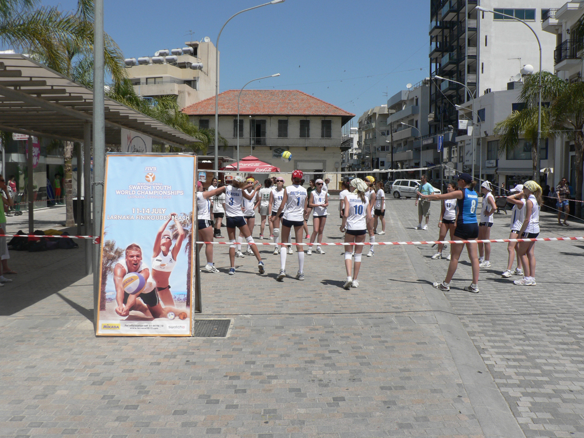 Игра с командой АЕК в центре Ларнаки в рамках кампании в поддержку Молодежного чемпионата мира по пляжному волейболу 2012