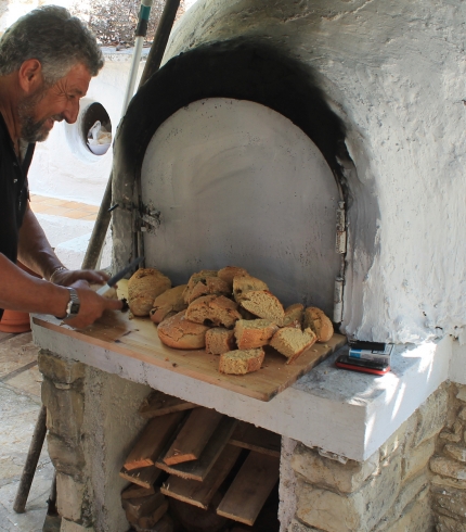 Кипрский домашний хлеб с оливками в деревенской печке