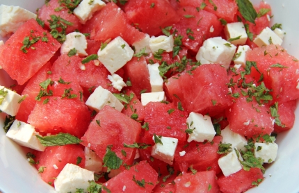 Летний греческий салат с арбузом и фетой 