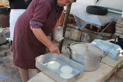 Процесс приготовления кипрского сыра халуми