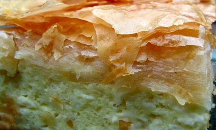 Традиционный кипрский слоеный сырный пирог тиропита