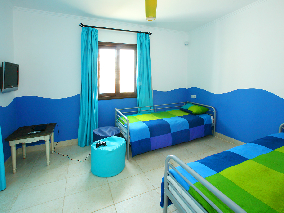 Детская спальня в номере-люкс в Aliathon Holiday Village