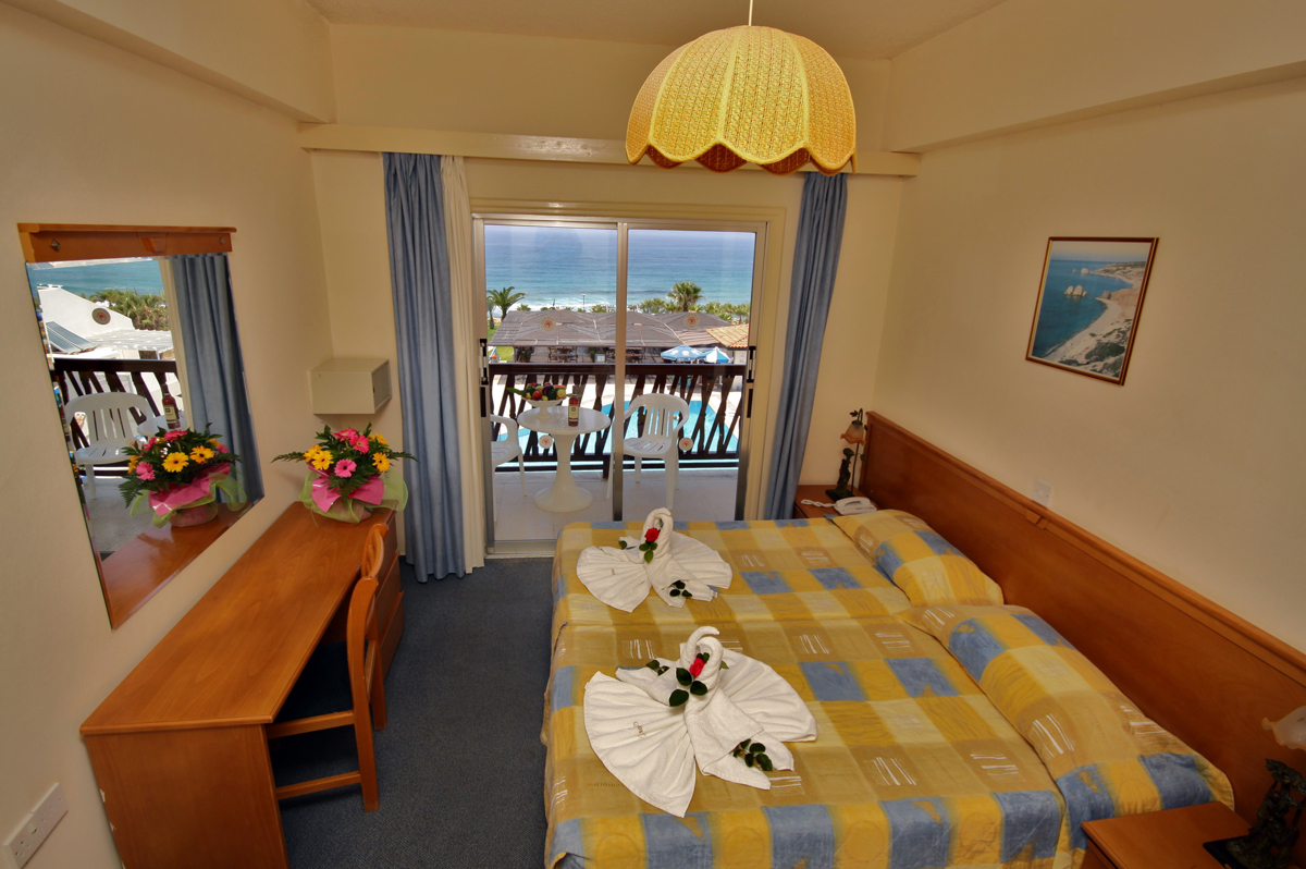 Спальня в односпальных апартаментах в апарт-отеле Helios Bay в Хлораке