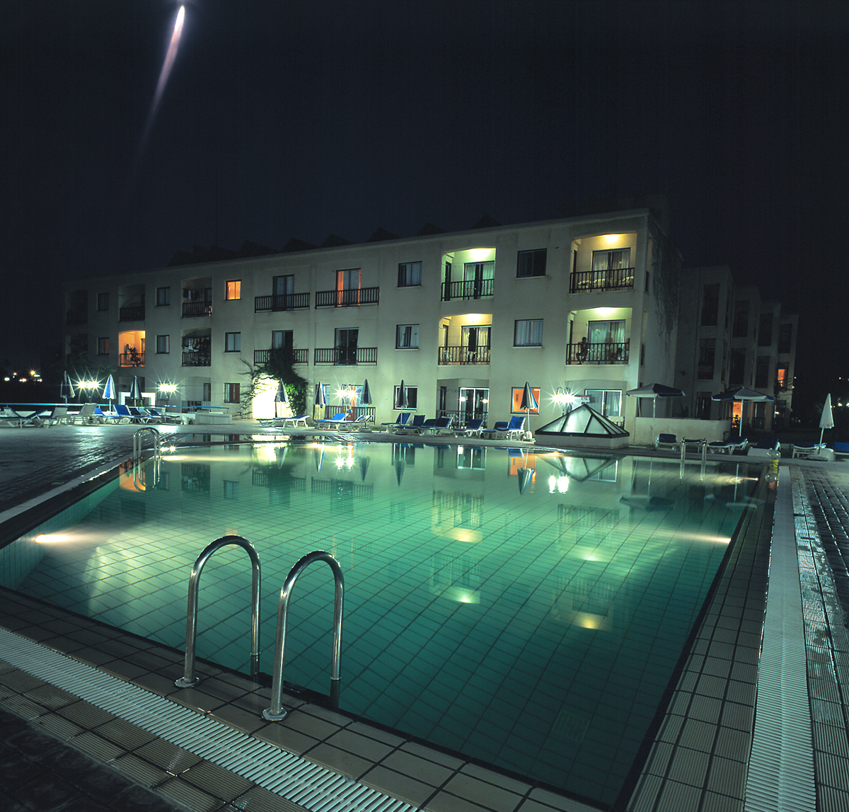 Ночной вид на апарт-отель Helios Bay в Хлораке