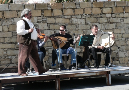 Традиционные кипрские песни на празднике в деревне Килани