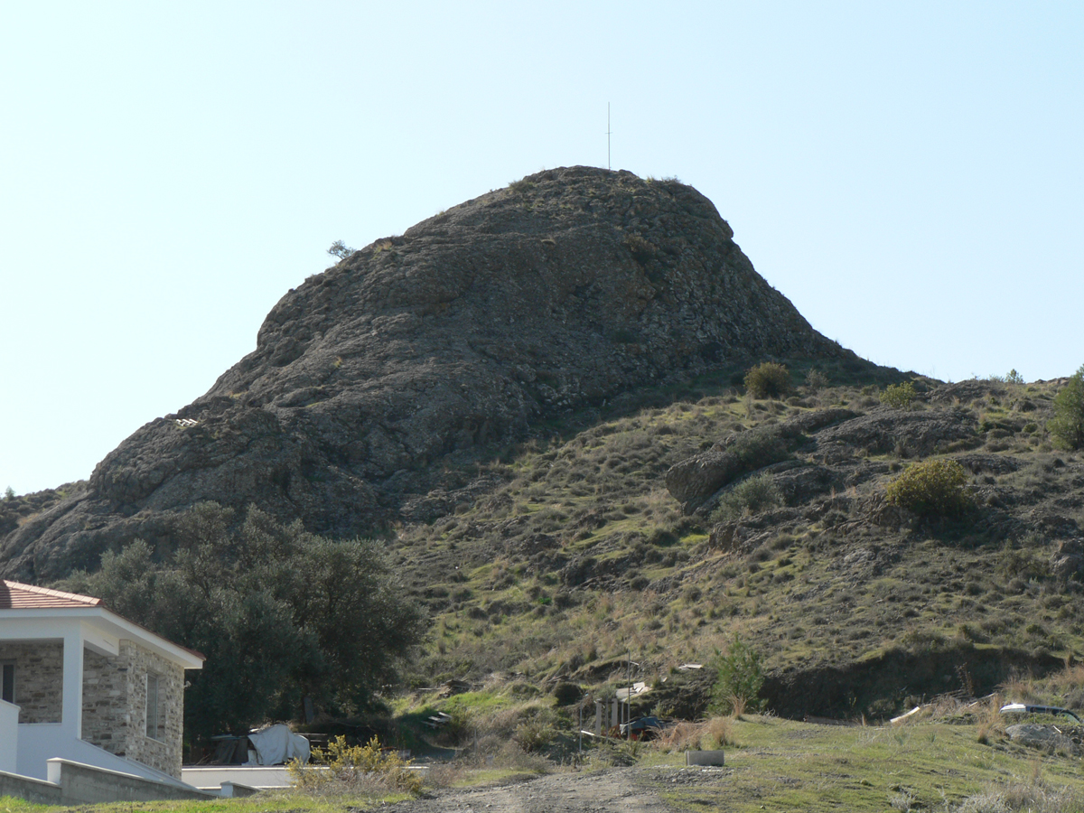 Загадочная гора Lithari в деревне Корнос