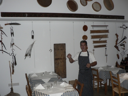 Владелец ресторана Лаледес Дорос Неарху проводит экскурсию по музею