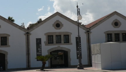 Муниципальный культурный центр города Ларнака на набережной Финикудес