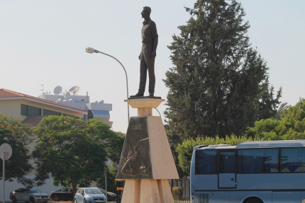 Памятник Михаилу Паридису в Ларнаке на Кипре