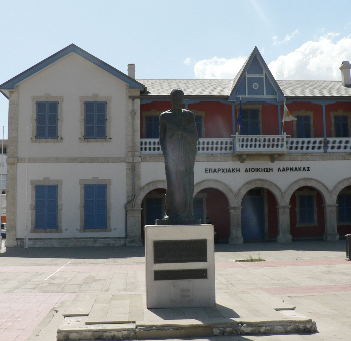 Памятник Зенону на площади Европы в Ларнаке 