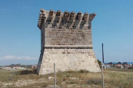 Башня Регины около деревни Перволия на Кипре