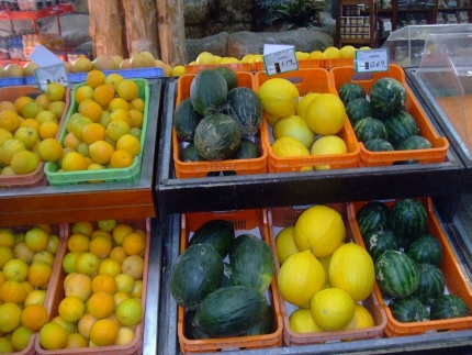 Прилавок в овощном супермаркете Принос