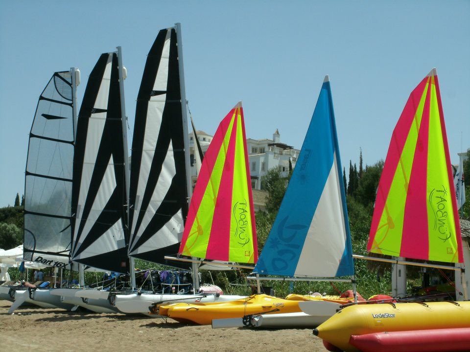 Центр водного спорта Latchi Watersports Centre на пляже в Лачи