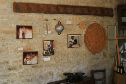 Музей кэроба Маврос Хрисос в деревне Аногира