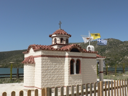 Маленькая церковь рядом с водохранилищем Курис