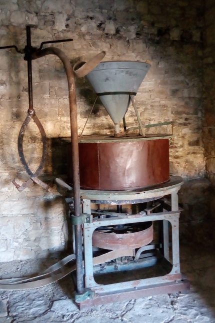 Старый оливковый пресс в деревне Лофу