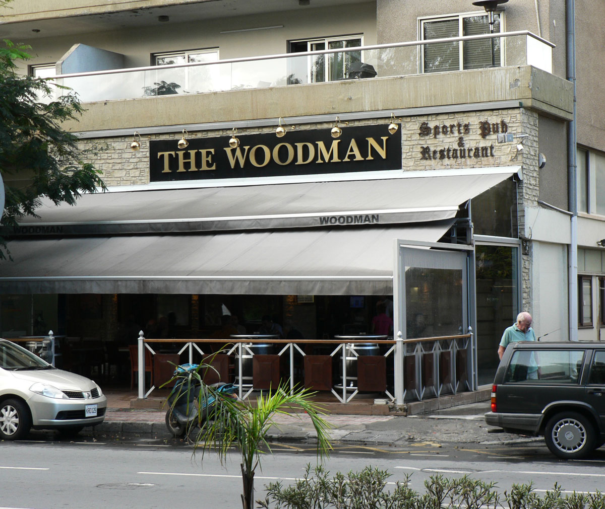 Спорт-бар и ресторан Вудмен в Лимассоле