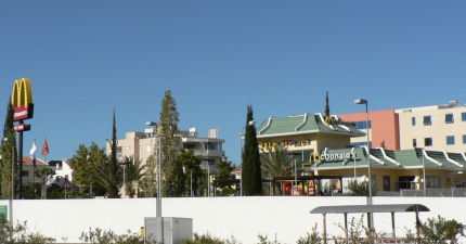 Макдональдс в Пафосе рядом с торговым центром Пафос Мол