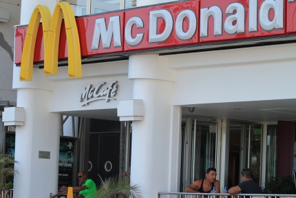 Ресторан МакДональдс в Ларнаке на набережной Финикудес