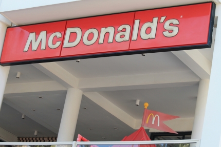Ресторан МакДональдс в Ларнаке на набережной Финикудес