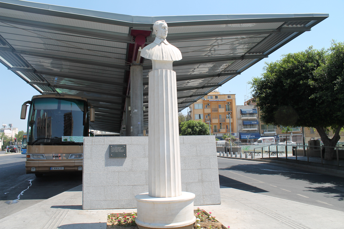 Памятник Дионисиосу Соломосу в Никосии