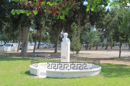 Памятник Костису Паламосу в Пафосе