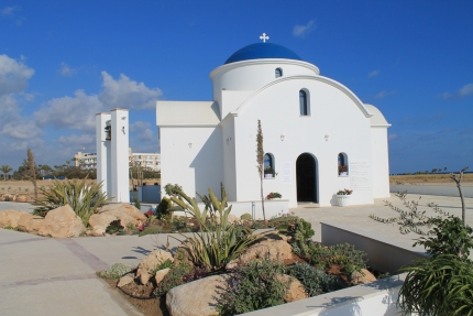 Церковь Святого Николая на пляже в Героскипу