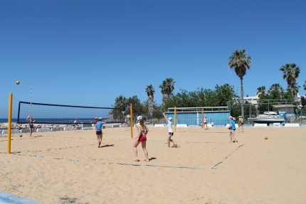 Площадки для пляжного волейбола на пляже в Героскипу