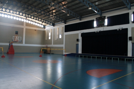 Универсальный спортивный зал в Международной школе Пафоса
