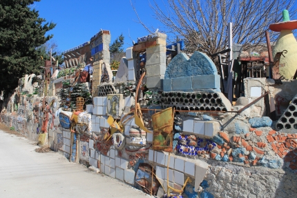 Большая художественная стена в деревне Лемба на Кипре