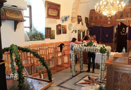 Подготовка к Пасхе в деревенской церкви