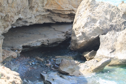 Пещера дракона в деревне Помос