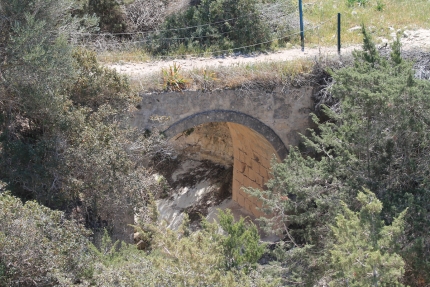 Каменный мост через реку Аспрос на Кипре