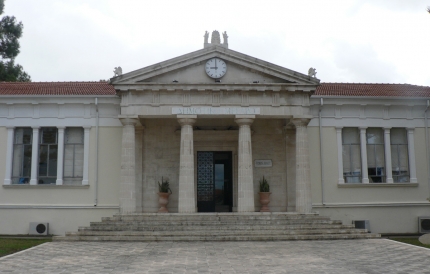 Мэрия Пафоса - здание в колониальном стиле в центре города