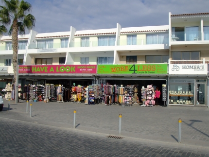 Сувенирные магазины на набережной в Като Пафосе
