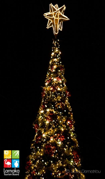 ажжение огней на главной рождественской ёлке Ларнаки