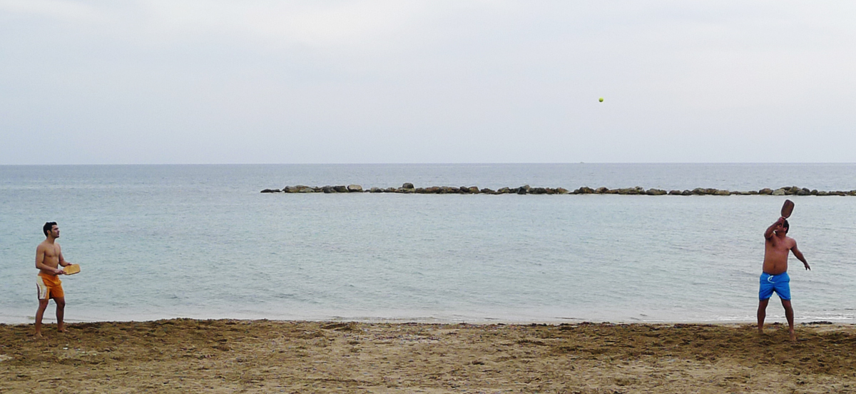 Игра в Beach Racket на пляже SODAP в Пафосе