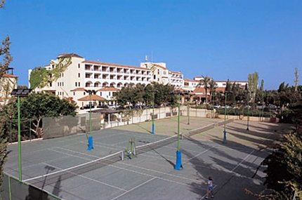 Теннисные корты в отеле Coral Beach в Пафлсе