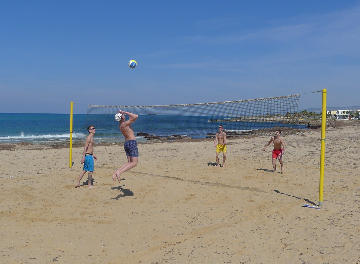 Игра в волейбол на муниципальном пляже Пафоса