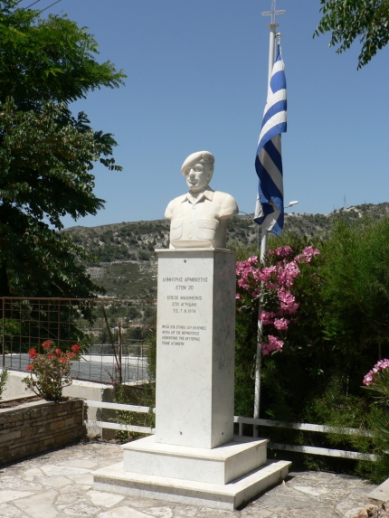Памятник народному герою Димитрису Арминиотису в деревне Тримиклини
