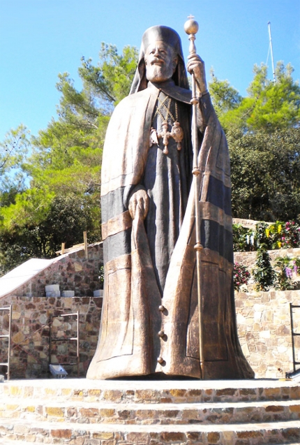 Памятник Архиепископу Макариосу III на горе Трони