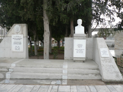 Монумент народным героям на главной площади Героскипу