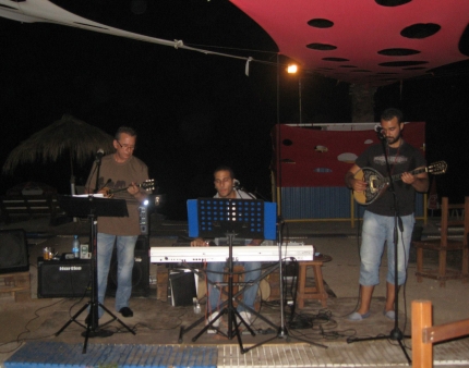 Вечер живой греческой музыки "Bouzouki By the Sea" на пляже Атлантида в Героскипу
