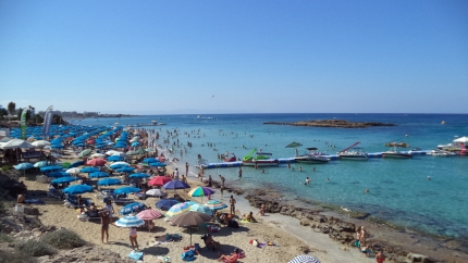 Кипрский пляж в разгар лета