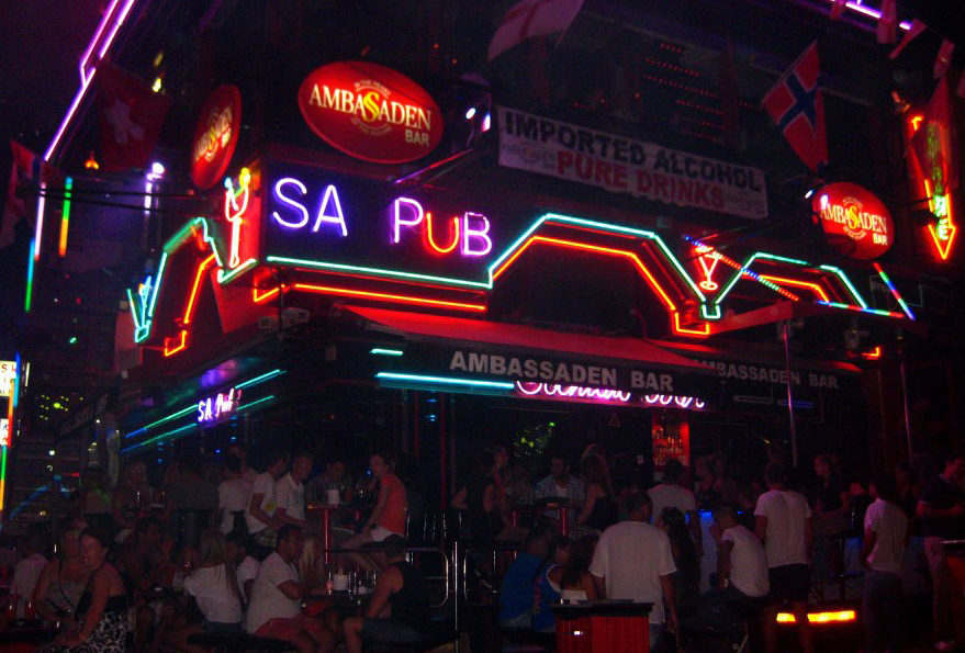 Ночной бар Ambassaden в центре Айя-Напы
